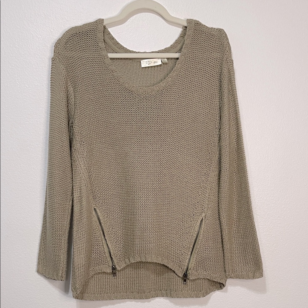 RD Style Taupe Crew Neck Sweater with Zipper Details Size Small PTP 18”-20” EUC